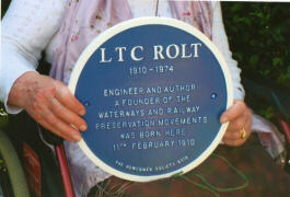 The blue plaque: 'LTC Rolt 1910-1974, a founder of the waterways and railway preservation movements, was born here, 11th February 1910' (photo by Peter Roberts)
