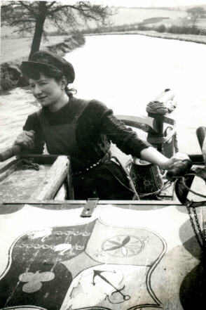 Sonia Rolt, steering butty boat 'Moon'